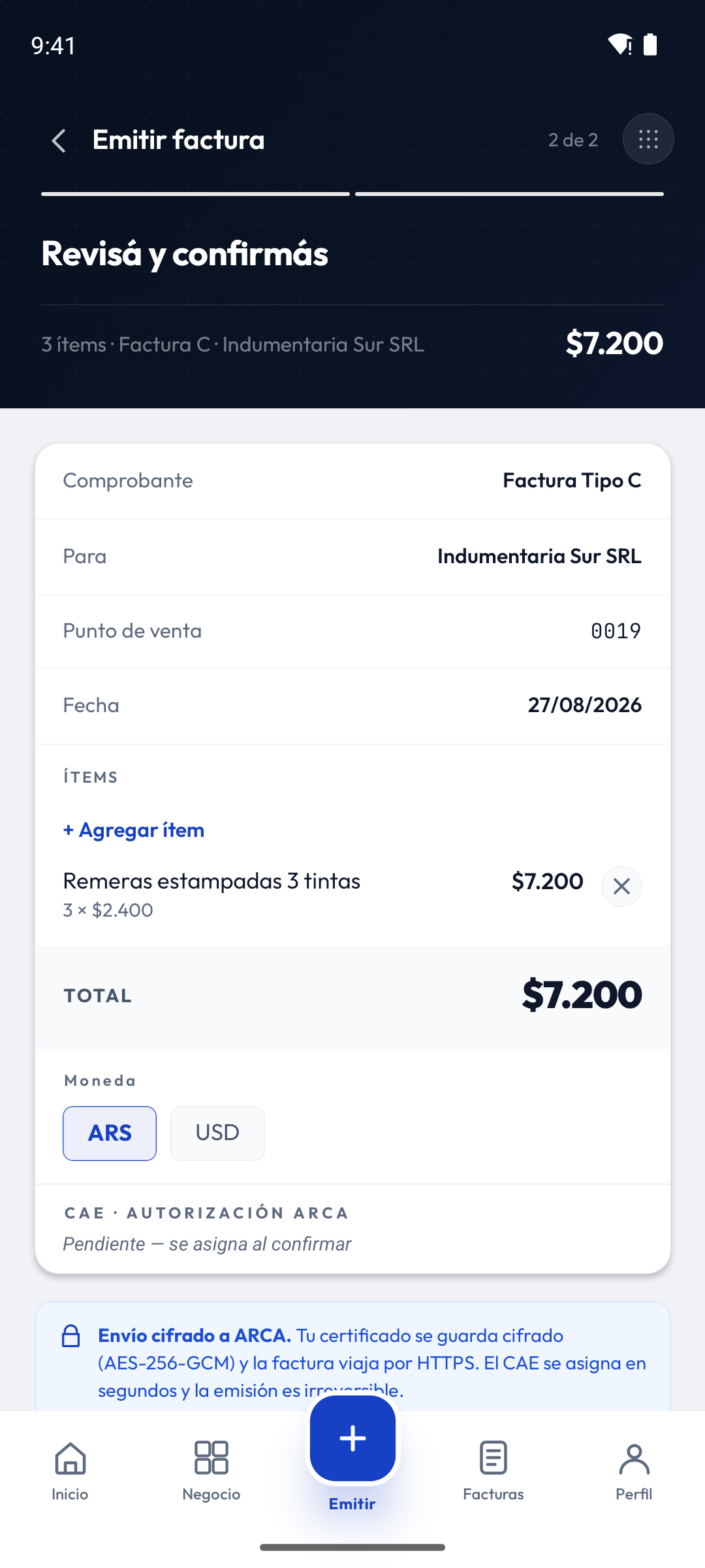 Pantalla de emisión de la app: revisá y confirmás, con cliente, ítems, total y selector de moneda