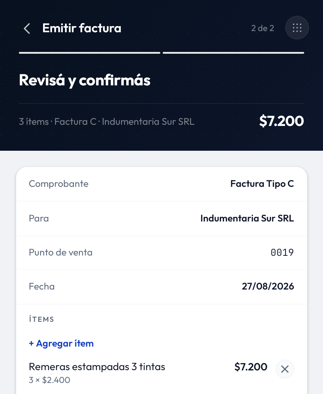 Bloque de ítems y total de la factura, con el selector de moneda ARS o USD